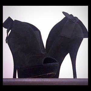 Vera Wang suede booties with bow